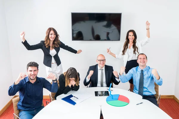 Equipe Negócios Celebrando Sucesso Escritório — Fotografia de Stock