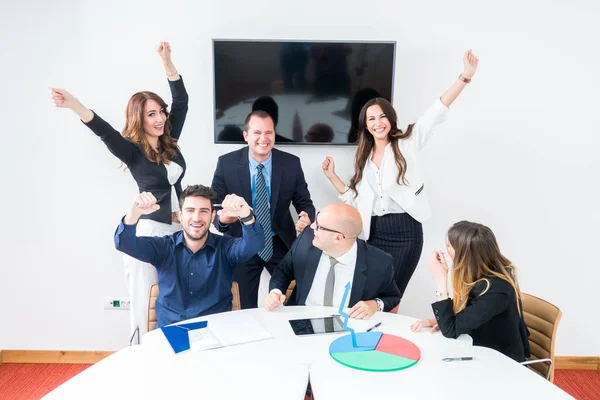 Equipe Negócios Celebrando Sucesso Escritório — Fotografia de Stock