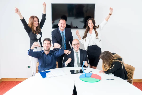 Equipe Negócios Celebrando Sucesso Escritório — Fotografia de Stock