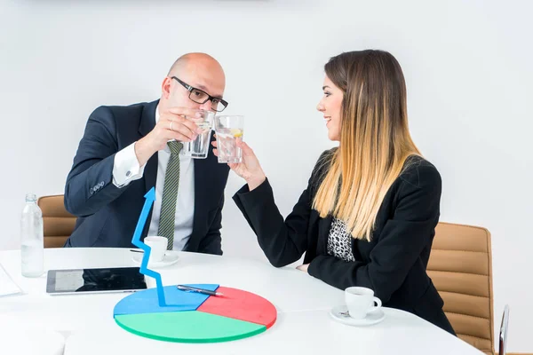 Kollegen Trinken Kaffee Büro Während Sie Über Neues Projekt Diskutieren — Stockfoto