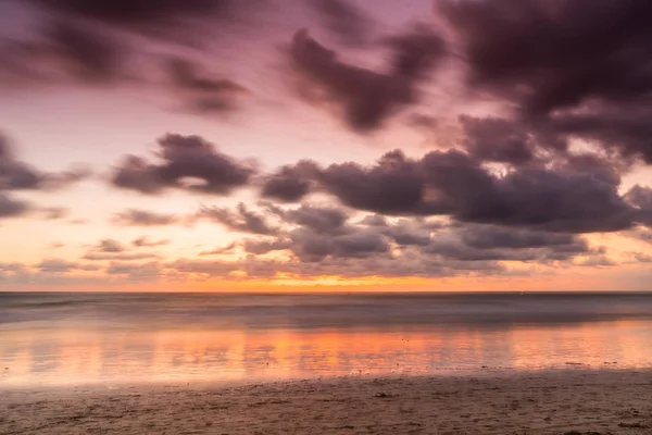 Puesta de sol en la playa Fotos de stock libres de derechos