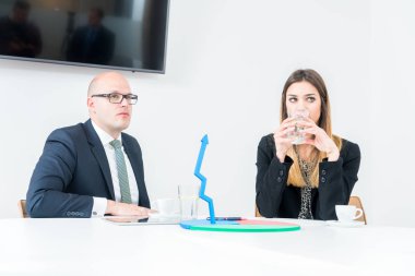 Yeni proje tartışırken ofiste kahve içme arkadaşları