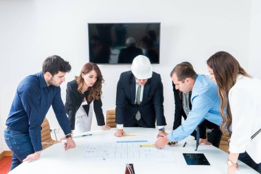 Takım inşaat proje sunan Mimarlar. Mühendis ve Mimarlar için yeni bir proje planlama.