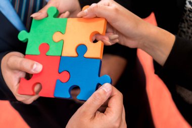 İş insanlar çözme parçalı bulmaca. Renkli puzzle parçaları elinde tutan takım