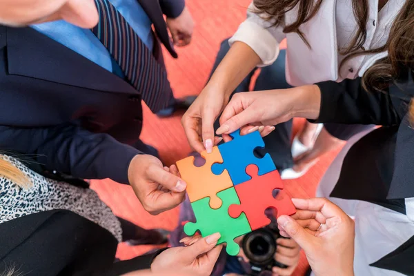 Geschäftsleute Beim Lösen Von Puzzles Team Hält Bunte Puzzleteile Händen — Stockfoto