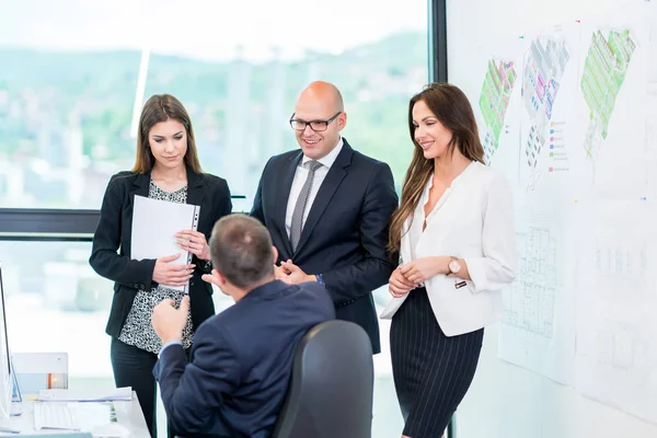 Business Mensen Opstartgroep Werken Als Team Oplossing Vinden Voor Het — Stockfoto