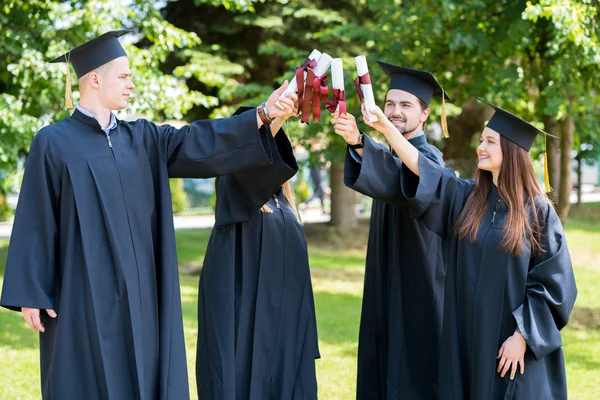 Oslava vzdělání promoce studentů úspěch učení concep — Stock fotografie