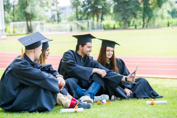 Grupp av olika internationella utexaminerade studenter firar, — Stockfoto