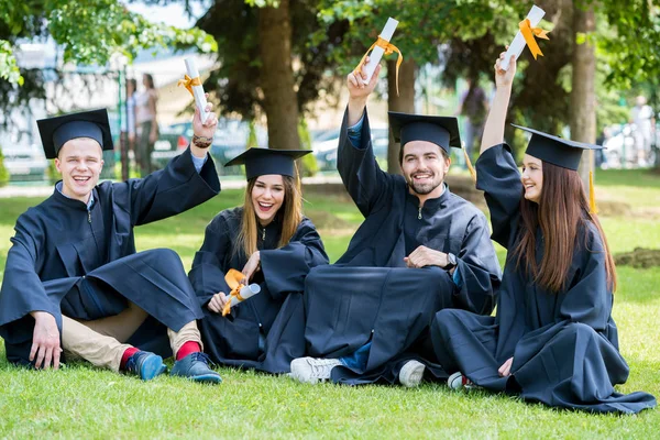 Groep van diverse internationale afstuderende studenten vieren, — Stockfoto