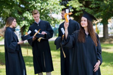 Mutlu kadın onun mezuniyet günü Üniversitesi. Eğitim ve peop