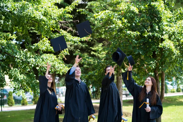 Ποικιλομορφία φοιτητές αποφοίτηση επιτυχία γιορτή πρωτότ — Φωτογραφία Αρχείου