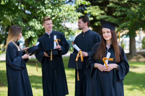 Boldog nő a nap egyetemi diploma. Oktatás és emb — Stock Fotó