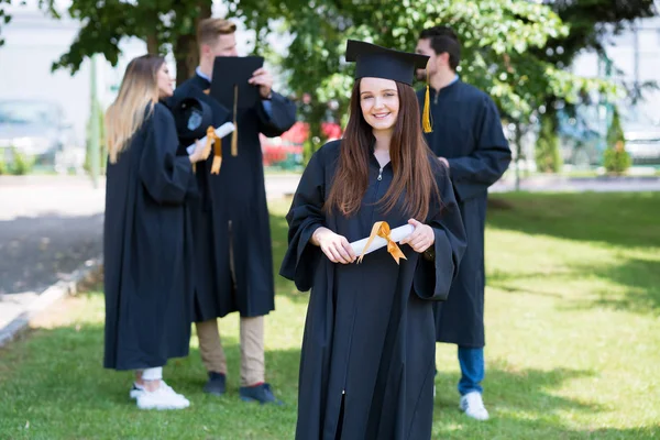 Boldog nő a nap egyetemi diploma. Oktatás és emb — Stock Fotó