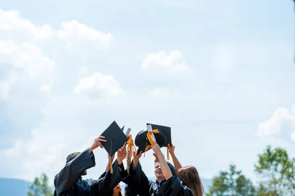 Oslava vzdělání promoce studentů úspěch učení concep — Stock fotografie