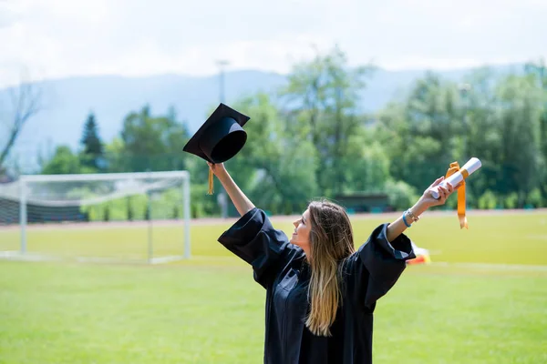Estudiante graduada abrazo futuro y mirar hacia el cielo, ella usa gr —  Fotos de Stock
