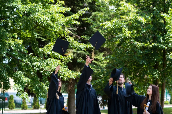 Diversiteit studenten afstuderen succes viering Concep — Stockfoto