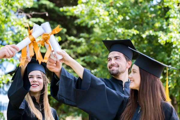 Oslava vzdělání promoce studentů úspěch učení concep — Stock fotografie