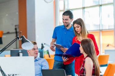 Girişimci iş adamları modern ofiste her gün çalışıyorlar.