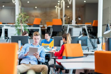 Girişimci iş adamları modern ofiste her gün çalışıyorlar.