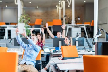 Girişimci iş adamları modern ofiste her gün çalışıyorlar.