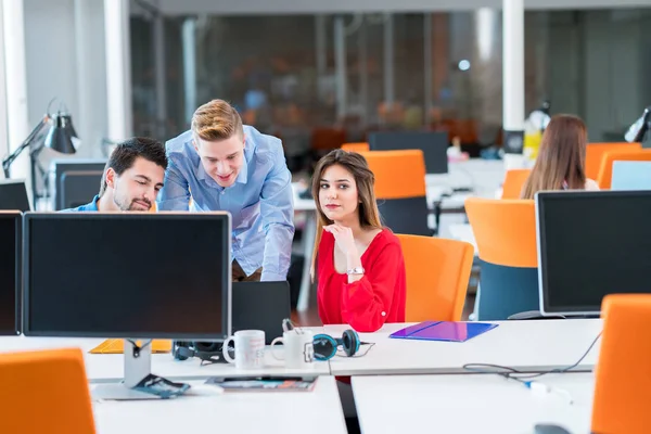 Groep Van Creatieve Mensen Met Een Ontmoeting Met Een Laptop — Stockfoto