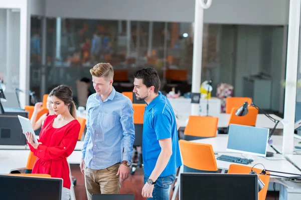 Groep Van Creatieve Mensen Met Een Ontmoeting Met Een Laptop — Stockfoto