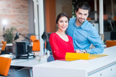 Girişimci iş adamları modern ofiste her gün çalışıyorlar.