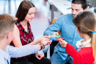 Başlangıç iş adamları çalışma günlük iş kapalı modern adlı grup