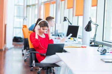 iş, başlangıç, kişi ve ekip çalışması kavramı - ofiste yaratıcı ekibi mutlu genç kadın