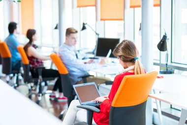 Girişim işi, genç yaratıcı insanlar grup ofis içi toplantılarında beyin fırtınası yapıyorlar ve fikir planları ve projeleri not etmek için dizüstü bilgisayar ve tablet bilgisayar kullanıyorlar