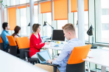 Girişim işi, genç yaratıcı insanlar grup ofis içi toplantılarında beyin fırtınası yapıyorlar ve fikir planları ve projeleri not etmek için dizüstü bilgisayar ve tablet bilgisayar kullanıyorlar