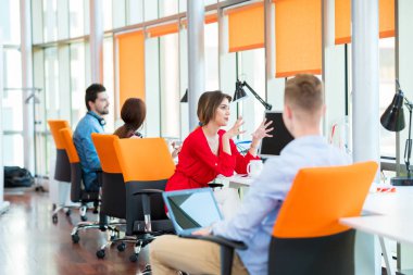 Girişim işi, genç yaratıcı insanlar grup ofis içi toplantılarında beyin fırtınası yapıyorlar ve fikir planları ve projeleri not etmek için dizüstü bilgisayar ve tablet bilgisayar kullanıyorlar