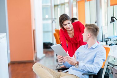 Girişim işi, genç yaratıcı insanlar grup ofis içi toplantılarında beyin fırtınası yapıyorlar ve fikir planları ve projeleri not etmek için dizüstü bilgisayar ve tablet bilgisayar kullanıyorlar