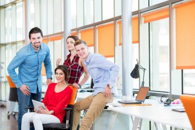 Girişim işi, genç yaratıcı insanlar grup ofis içi toplantılarında beyin fırtınası yapıyorlar ve fikir planları ve projeleri not etmek için dizüstü bilgisayar ve tablet bilgisayar kullanıyorlar