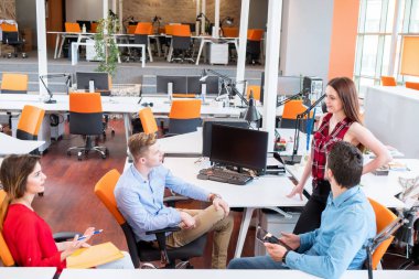 Girişim işi, genç yaratıcı insanlar grup ofis içi toplantılarında beyin fırtınası yapıyorlar ve fikir planları ve projeleri not etmek için dizüstü bilgisayar ve tablet bilgisayar kullanıyorlar