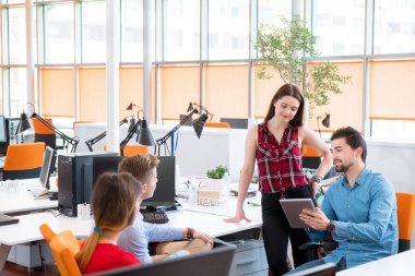 Girişim işi, genç yaratıcı insanlar grup ofis içi toplantılarında beyin fırtınası yapıyorlar ve fikir planları ve projeleri not etmek için dizüstü bilgisayar ve tablet bilgisayar kullanıyorlar