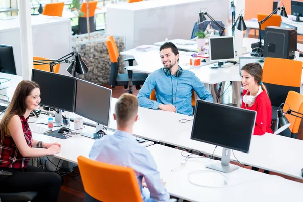 Start Imprenditori Gruppo Che Lavorano Tutti Giorni Lavoro Presso Ufficio — Foto Stock