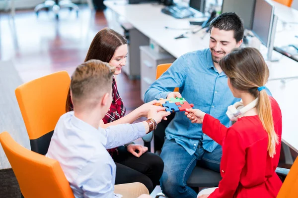 Start-up-Unternehmensgruppe arbeitet täglich an modernen Arbeitsplätzen — Stockfoto