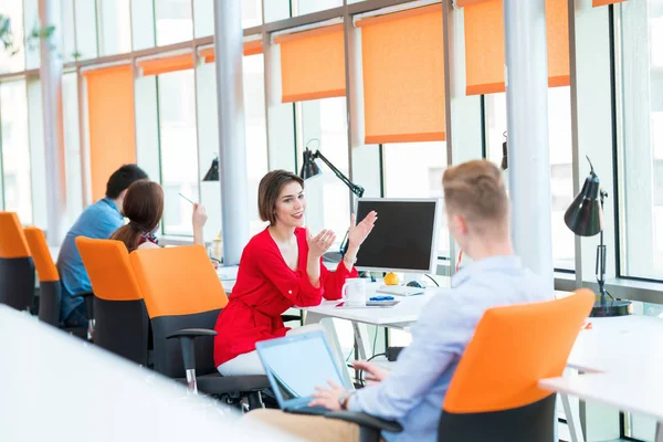 Girişim işi, genç yaratıcı insanlar grup ofis içi toplantılarında beyin fırtınası yapıyorlar ve fikir planları ve projeleri not etmek için dizüstü bilgisayar ve tablet bilgisayar kullanıyorlar