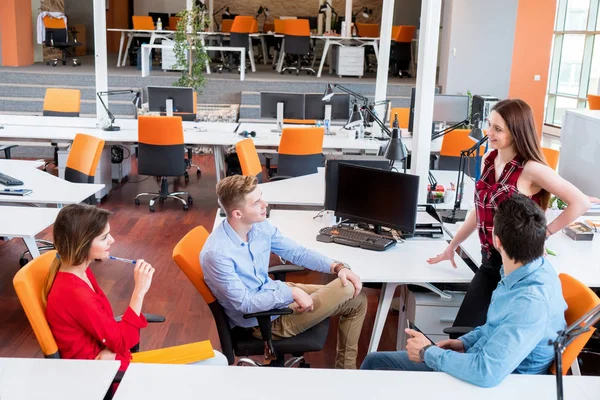 Startup Business Jonge Creatieve Mensen Groep Brainstormen Ontmoeting Kantoor Interieur — Stockfoto