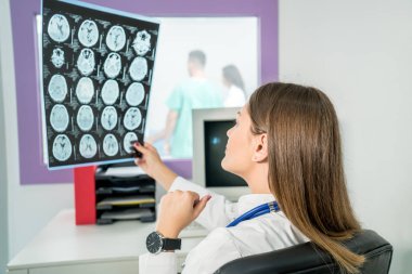 Ofisindeki röntgene bakan kadın doktor.