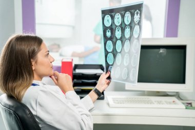 Ofisindeki röntgene bakan kadın doktor.