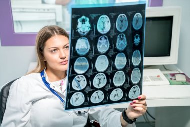 Ofisindeki röntgene bakan kadın doktor.