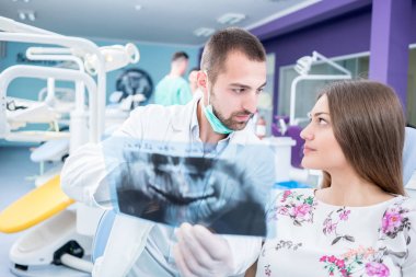 Doktor hasta ile konuşmak ve bir grafisi stomatol içinde gösterilen