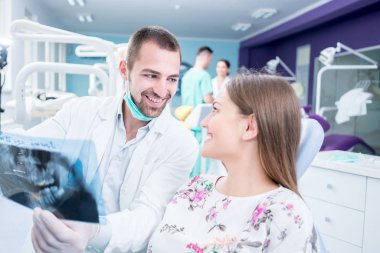 Doktor hasta ile konuşmak ve bir grafisi stomatol içinde gösterilen