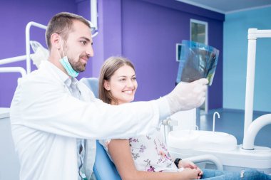 Doktor hasta ile konuşmak ve bir grafisi stomatol içinde gösterilen