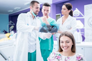 İncelenmesi ve genç ¸female pati üzerinde çalışan diş sağlık ekibi