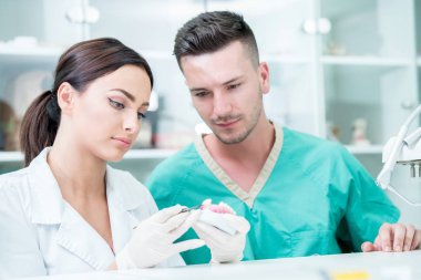 Genç takım diş teknisyenleri diş prostetics yapma. Süreç