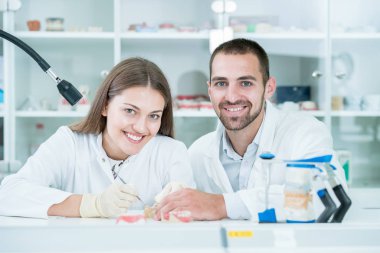 Genç takım diş teknisyenleri diş prostetics yapma. Süreç