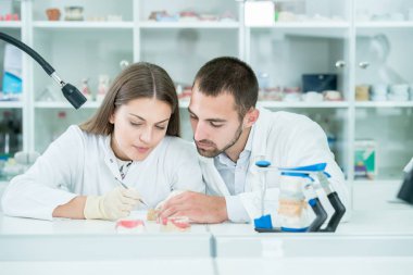 Genç takım diş teknisyenleri diş prostetics yapma. Süreç